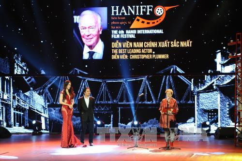 加拿大演员克里斯托弗•普卢默（Christopher Plummer）荣获最佳男主角奖。（图片来源：越通社）