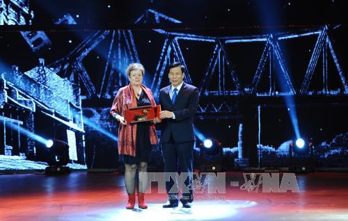 最佳长片影片奖属于加拿大《回忆》影片。（图片来源：越通社）