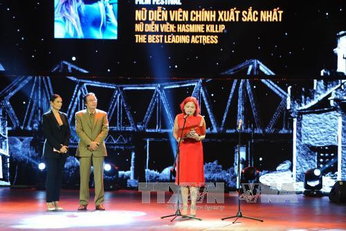 菲律宾演员Hasmine Killip荣获最佳女主角奖。（图片来源：越通社）