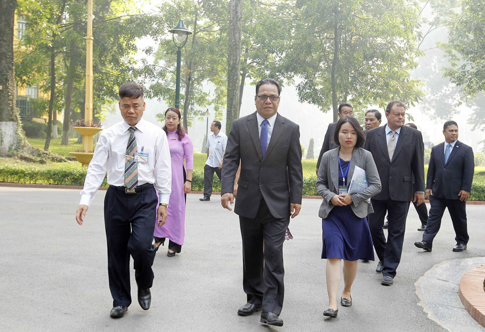 韦斯利•西米纳参观胡志明主席遗迹区。越通社记者 文叠 摄