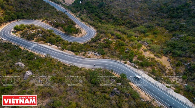 通往永希湾的路段弯弯曲曲。（图片来源：越南画报）