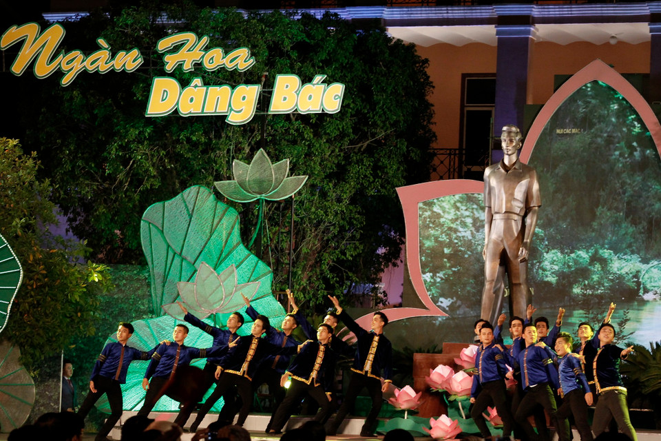 “千朵鲜花敬献胡伯伯” 晚会演出节目丰富多彩。越通社记者 势英 秋姮 摄