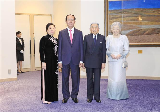 越南国家主席陈大光和夫人与日本明仁天皇和皇后合影。越通社记者 彦创 摄