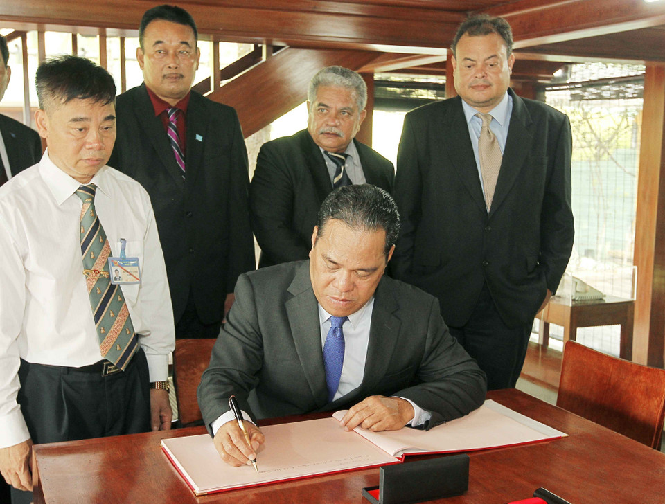 韦斯利•西米纳在留言簿上留言。越通社记者 文叠 摄