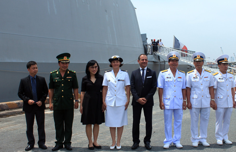 各位代表在迎接仪式合影。越通社记者 春区 摄