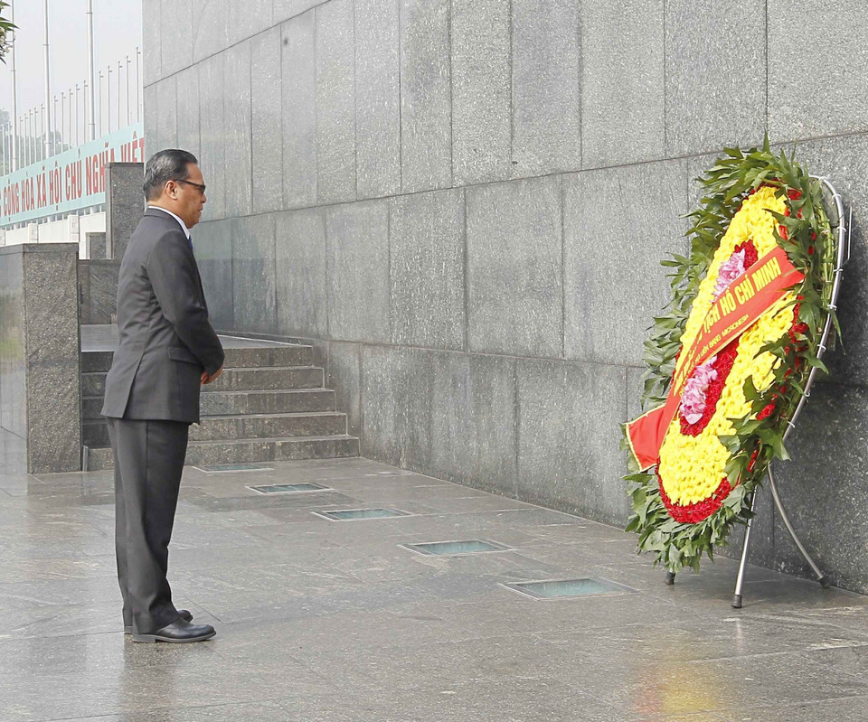 密克罗尼西亚联邦国会议长韦斯利•西米纳瞻仰胡志明主席陵并敬献花圈。越通社记者 文叠 摄