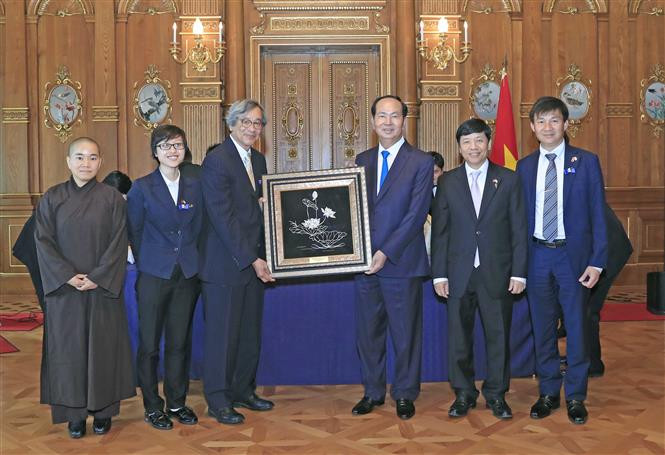 越南国家主席陈大光和越南驻日本大使馆干部人员合影。越通社记者 彦创 摄
