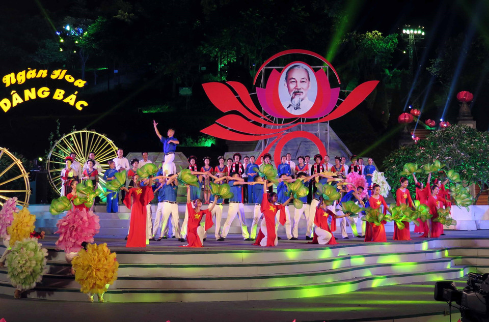 “千朵鲜花敬献胡伯伯” 晚会演出节目丰富多彩。越通社记者 势英 秋姮 摄