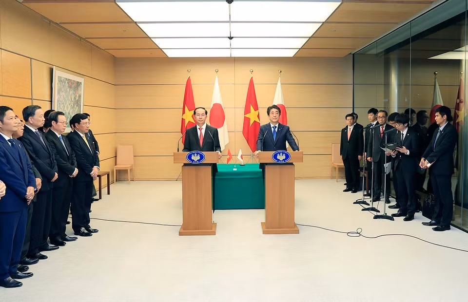 越南国家主席陈大光与日本首相安倍晋三会谈后共同举行新闻发布会。越通社记者 彦创 摄