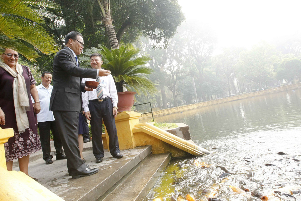 韦斯利•西米纳参观了胡伯伯鱼塘。越通社记者 文叠 摄 瞻仰胡志明主席陵并敬献花圈