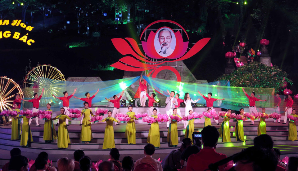 “千朵鲜花敬献胡伯伯” 晚会演出节目。越通社记者 势英 秋姮 摄