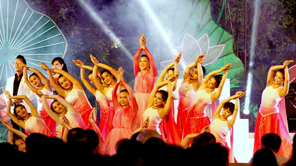 “千朵鲜花敬献胡伯伯” 晚会演出节目丰富多彩。越通社记者 势英 秋姮 摄