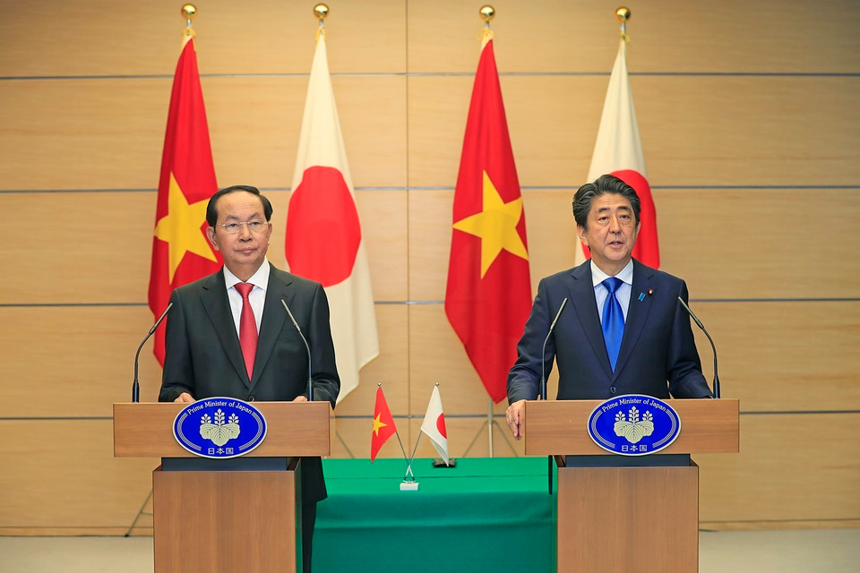 越南国家主席陈大光与日本首相安倍晋三在新闻发布会上通报会谈结果。越通社记者 彦创 摄