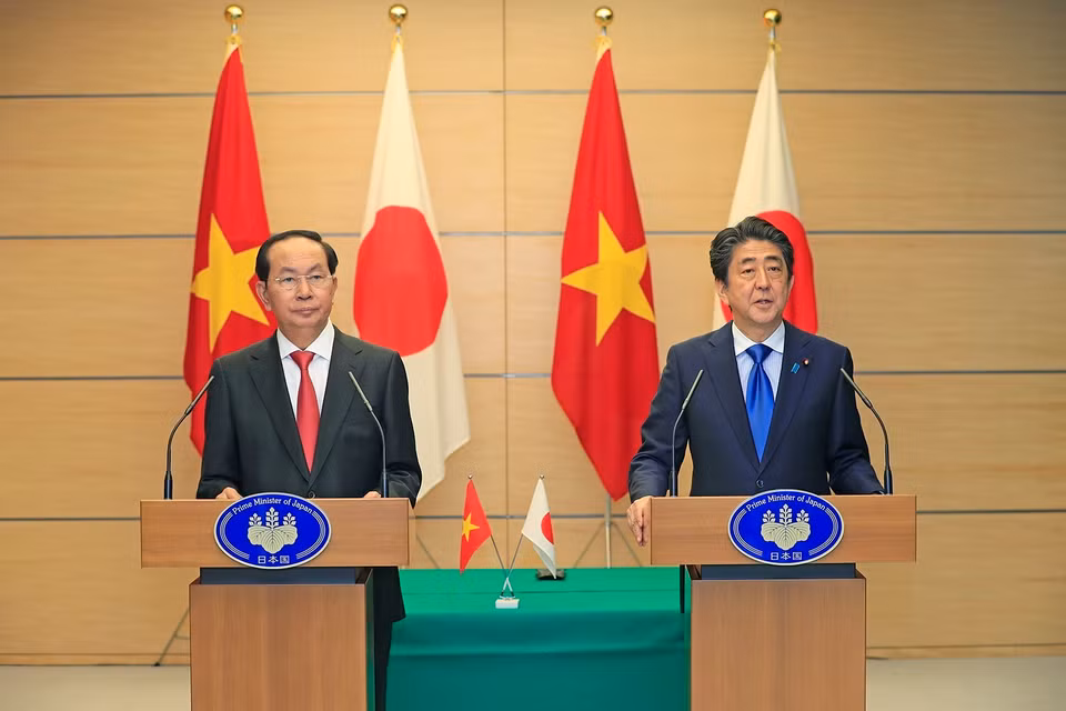 越南国家主席陈大光与日本首相安倍晋三在新闻发布会上通报会谈结果。越通社记者 彦创 摄