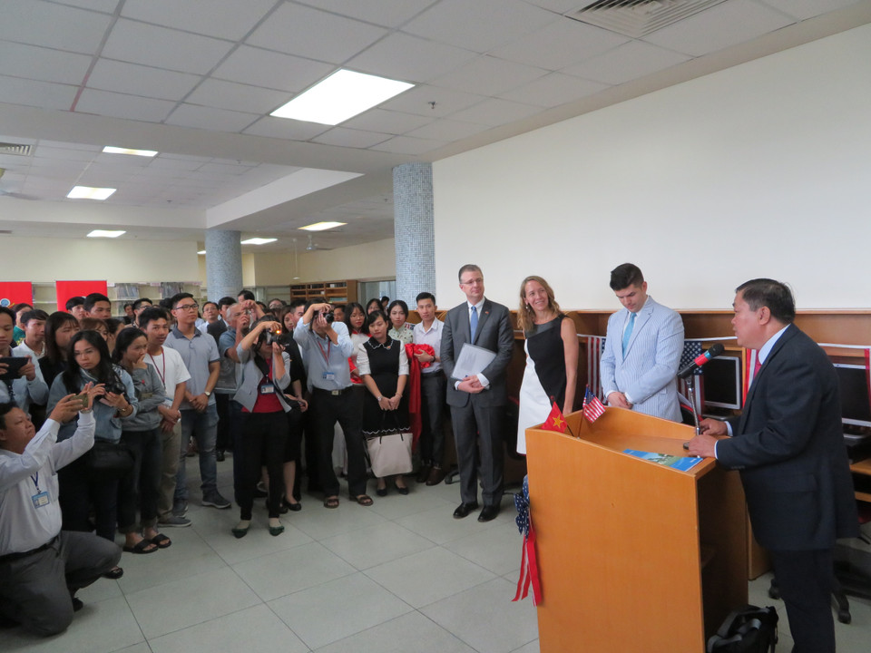 芹苴大学校长何青全教授发表讲话。越通社记者 映雪 摄
