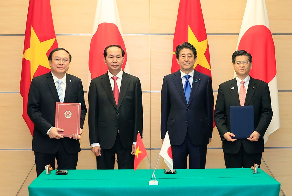 越南国家主席陈大光与日本首相安倍晋三出席两国部门、行业交换总额为7.45亿日元（约合677万美元）的“人力资源开发奖学金无偿援助项目”换文和越南自然资源与环境部与日本土地、基础设施和交通旅游省关于土地、水资源、测量、地图、地理空间、水文气象和远探等领域的合作备忘录等的签署仪式。越通社记者 彦创 摄