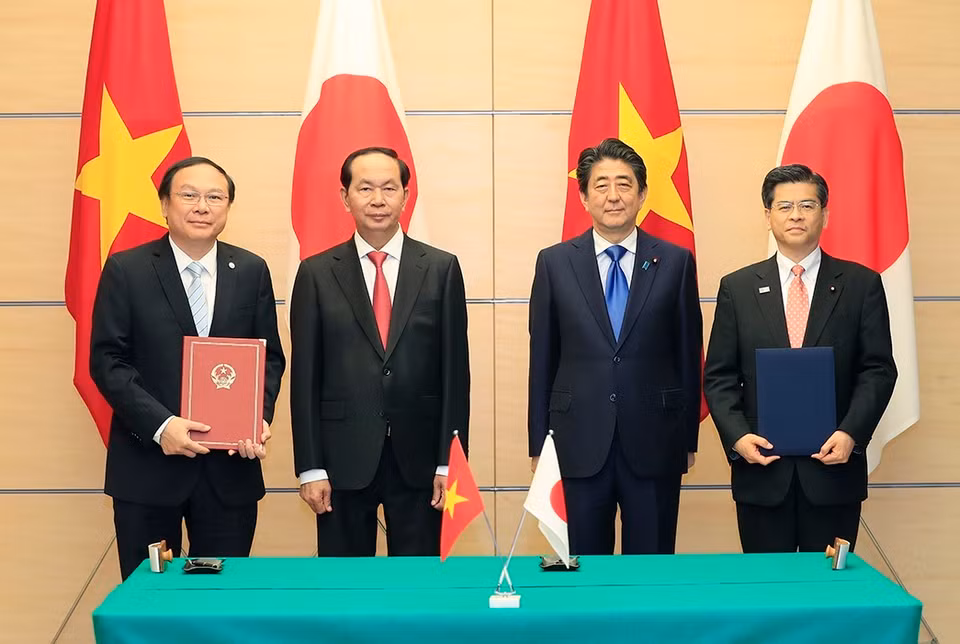 越南国家主席陈大光与日本首相安倍晋三出席两国部门、行业交换总额为7.45亿日元（约合677万美元）的“人力资源开发奖学金无偿援助项目”换文和越南自然资源与环境部与日本土地、基础设施和交通旅游省关于土地、水资源、测量、地图、地理空间、水文气象和远探等领域的合作备忘录等的签署仪式。越通社记者 彦创 摄