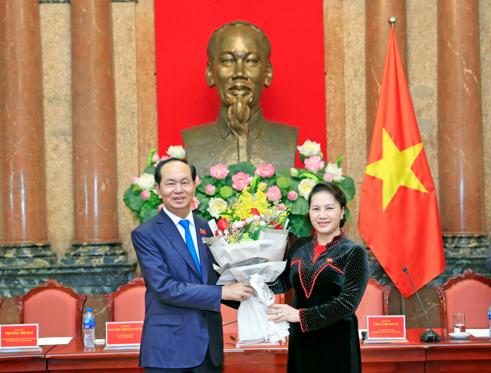 陈大光向国会主席阮氏金银送鲜花。越通社记者 彦创 摄