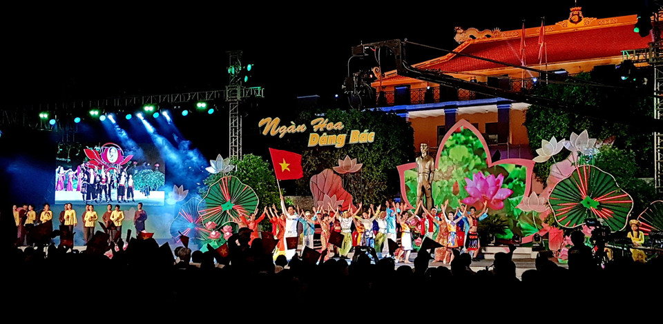 “千朵鲜花敬献胡伯伯” 晚会演出节目丰富多彩。越通社记者 势英 秋姮 摄