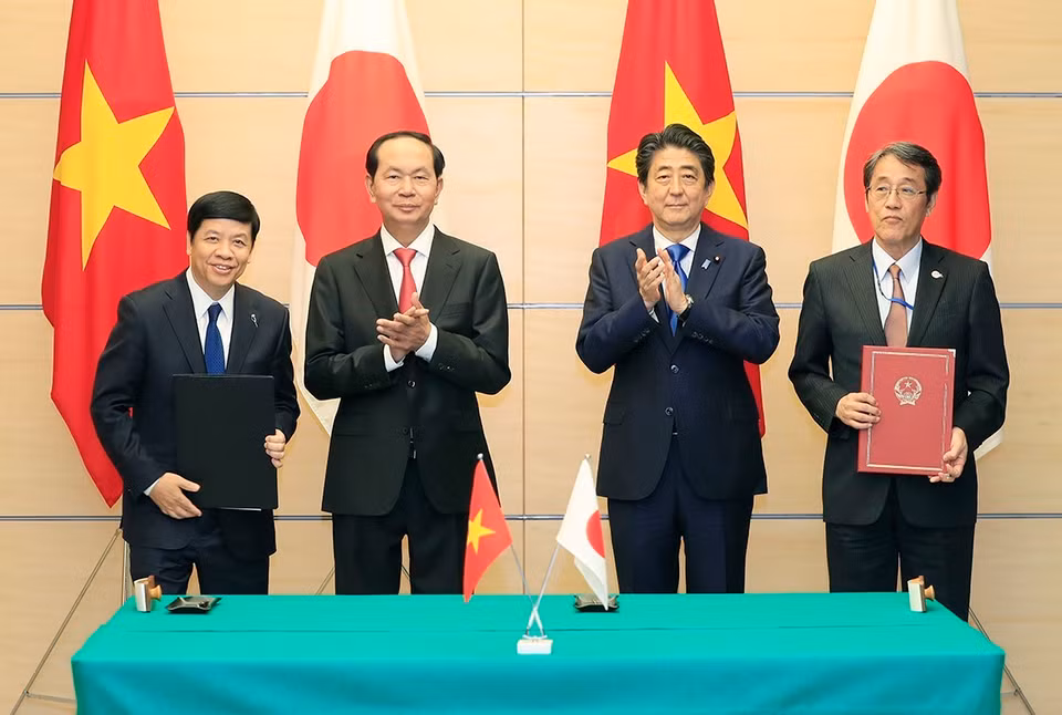 越南国家主席陈大光与日本首相安倍晋三共同见证双方部门互相交换总额为19.6亿日元（约合1780万美元）的“胡志明市采用表面等离子共振技术（SPR）恢复改造破旧排水管道无偿援助项目”换文。越通社记者 彦创 摄