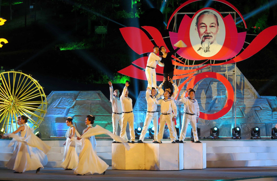 “千朵鲜花敬献胡伯伯” 晚会演出节目丰富多彩。越通社记者 势英 秋姮 摄
