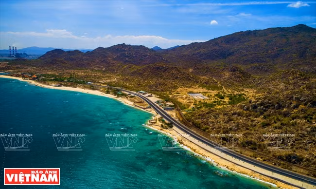  卡那海滩之畔，铁路和公路双双并行。（图片来源：越南画报）