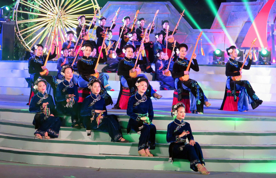 “千朵鲜花敬献胡伯伯” 晚会演出节目丰富多彩。越通社记者 势英 秋姮 摄