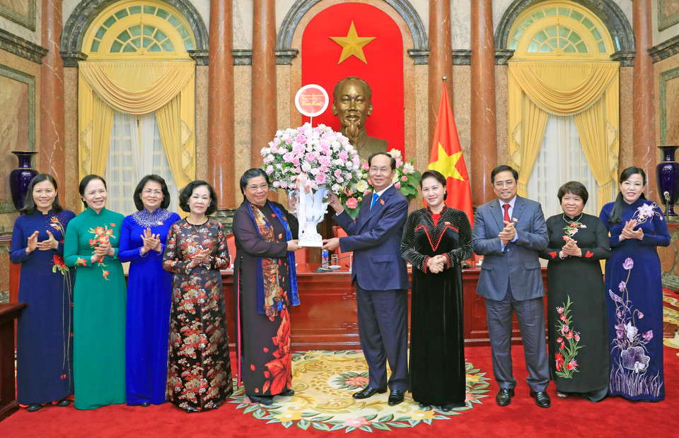 陈大光向国会女代表送鲜花。越通社记者 彦创 摄