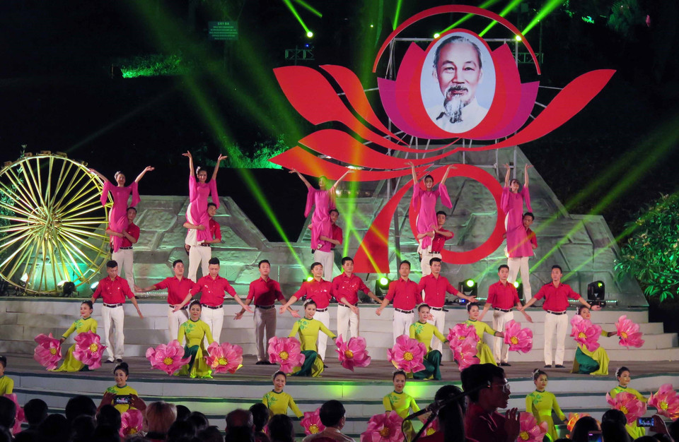 “千朵鲜花敬献胡伯伯” 晚会演出节目。越通社记者 势英 秋姮 摄