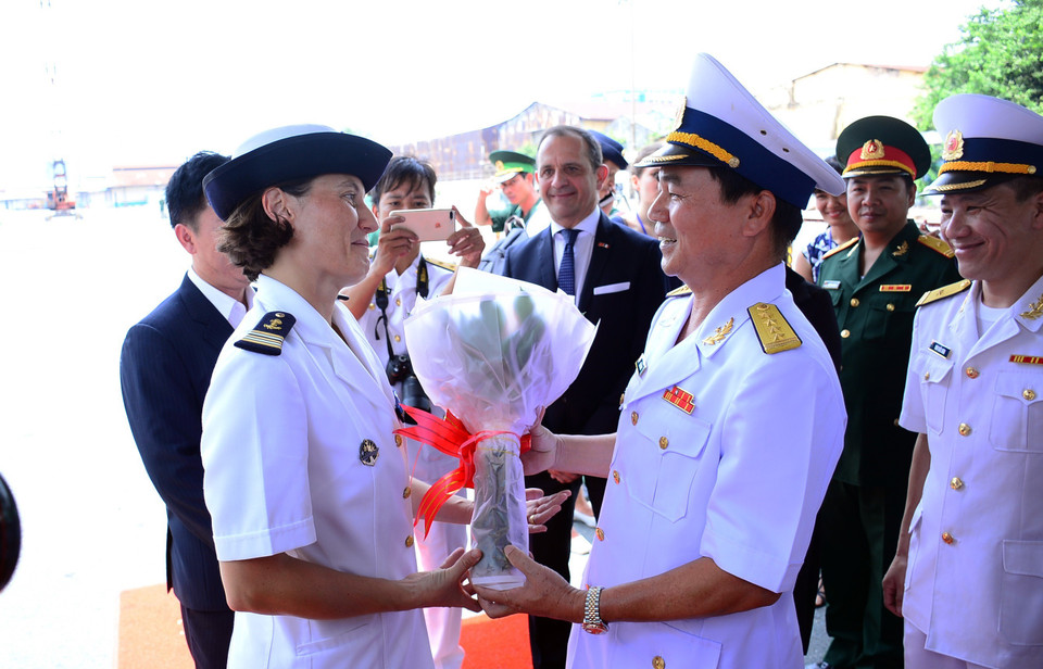 越南海军第二区领导代表向Christine Ribbe 中校赠送鲜花。越通社记者 春区 摄
