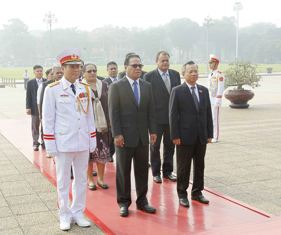 密克罗尼西亚联邦国会议长韦斯利•西米纳率团瞻仰胡志明主席陵并敬献花圈。越通社记者 文叠 摄