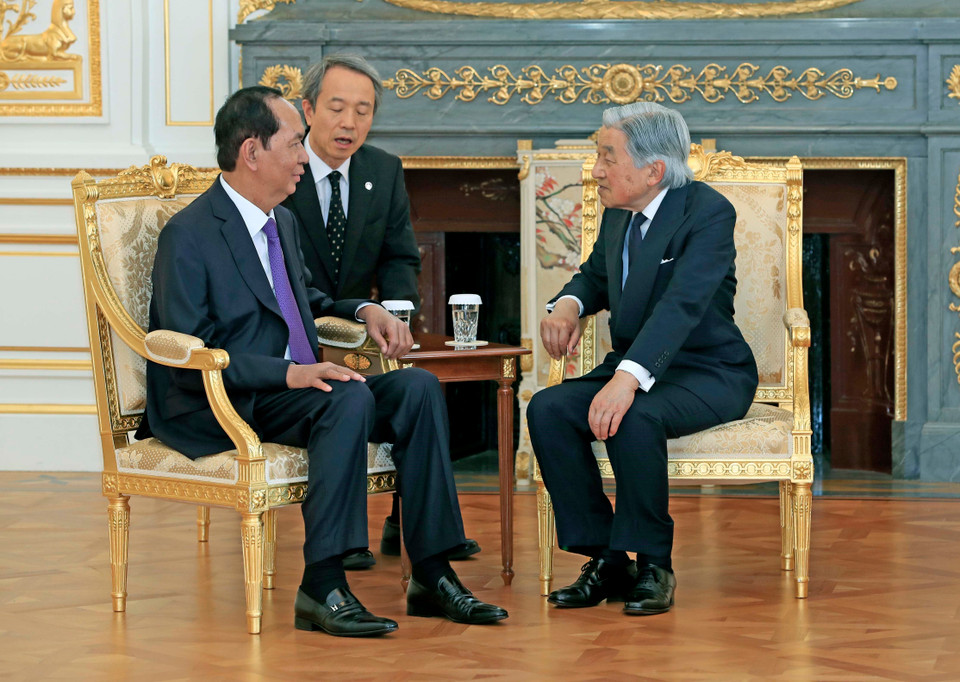 日本明仁天皇和皇后前来送行越南国家主席陈大光和夫人。越通社记者 彦创 摄