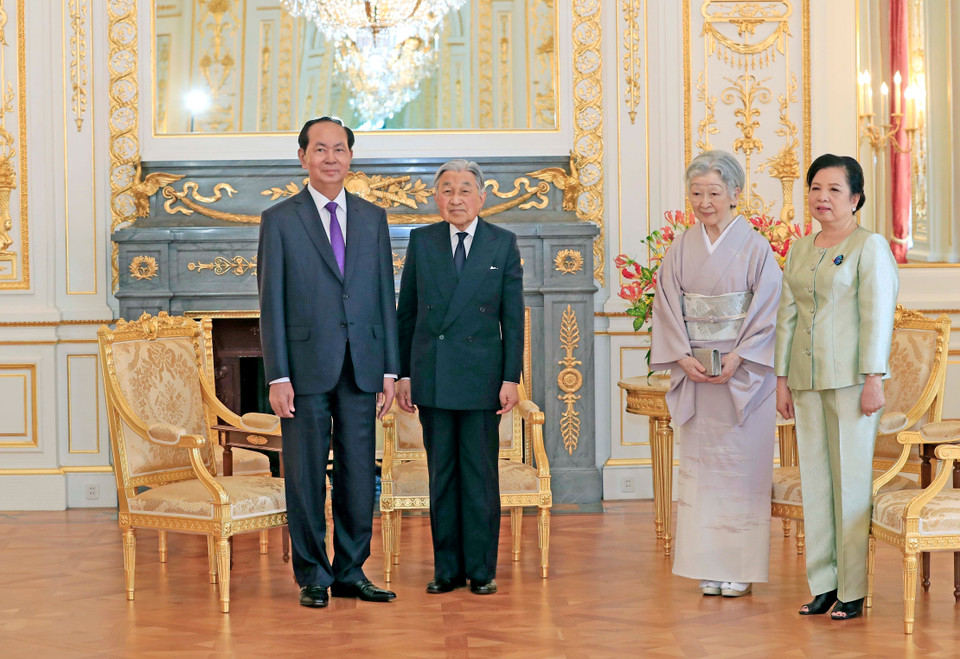 日本明仁天皇和皇后前来送行越南国家主席陈大光和夫人。越通社记者 彦创 摄