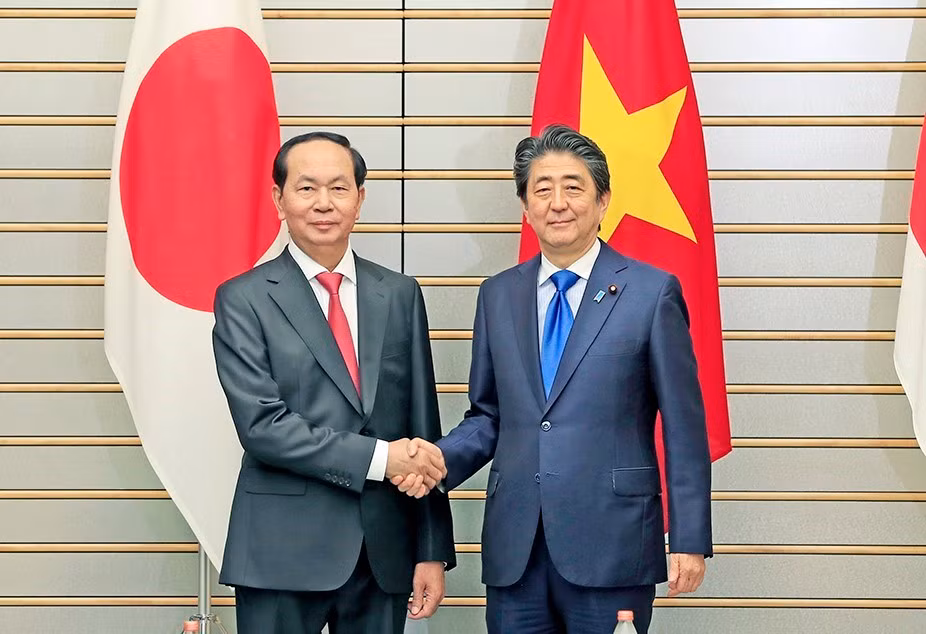 越南国家主席陈大光与日本首相安倍晋三在会谈前握手。越通社记者 彦创 摄