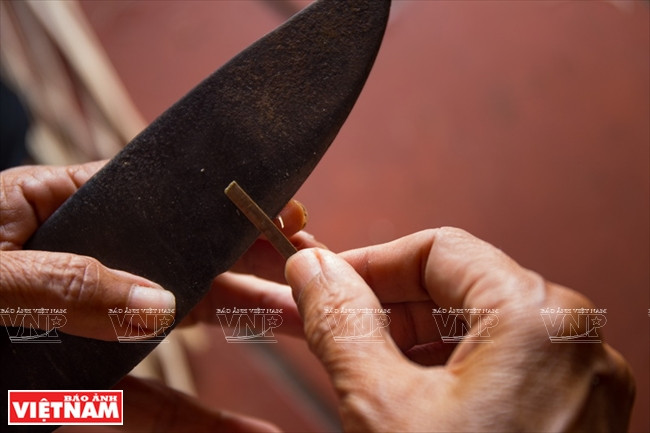 破竹条需要一双灵巧的手。图自越南画报