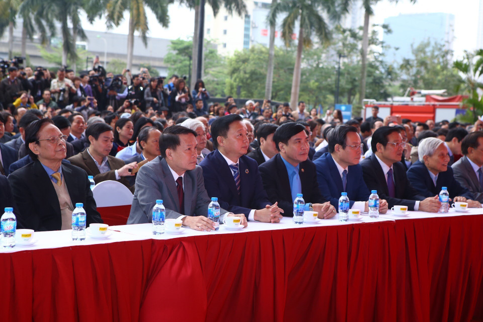 越通社社长阮德利（左二）和各位代表出席2019年越南全国报刊展开幕式。图自越通社