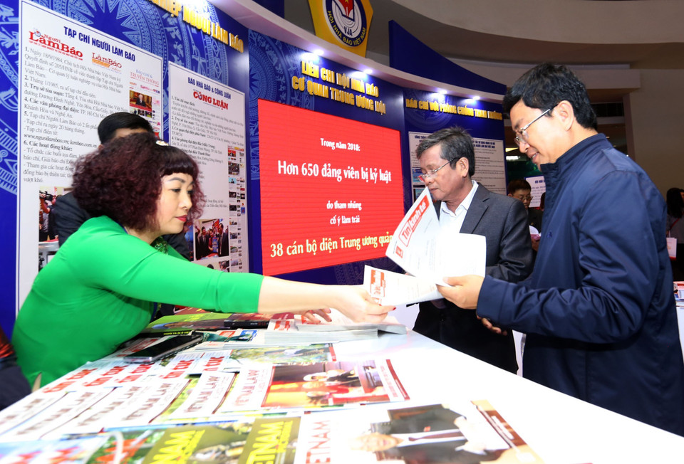 越通社的出版物吸引许多读者前来阅读。图自越通社