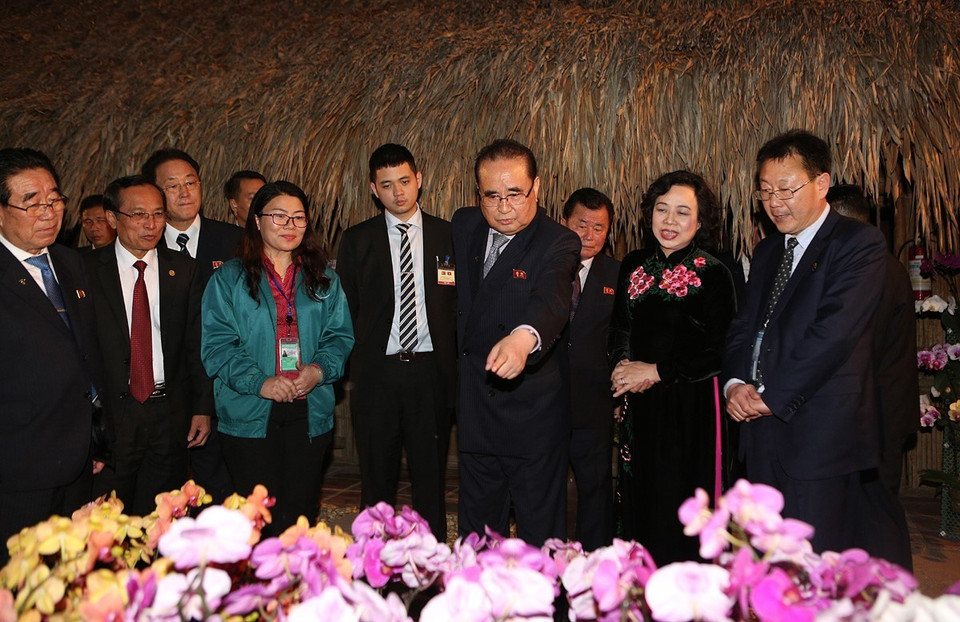 朝鲜劳动党领导代表团已参观河内市丹凤县丹淮合作社兰花种植模式。图自越通社