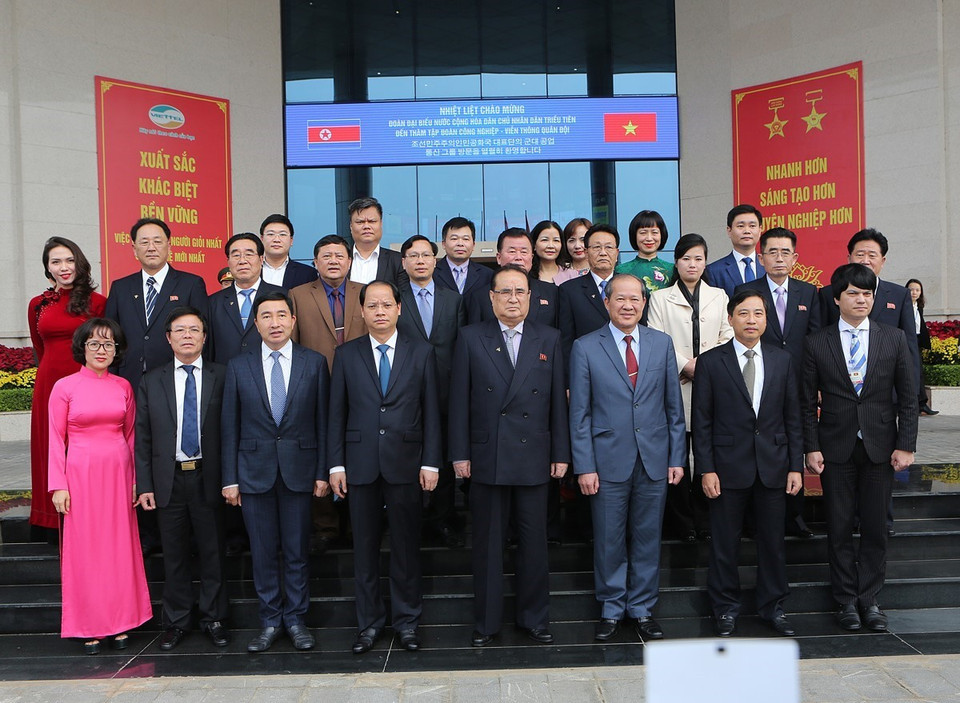 双方代表合影。图自越通社