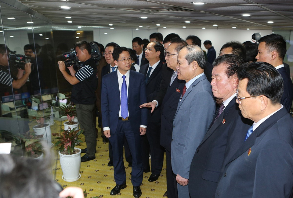 朝鲜高级代表团已前往河内市和乐高科技园区参观越南军队电信集团的民事设备研发生产基地。图自越通社