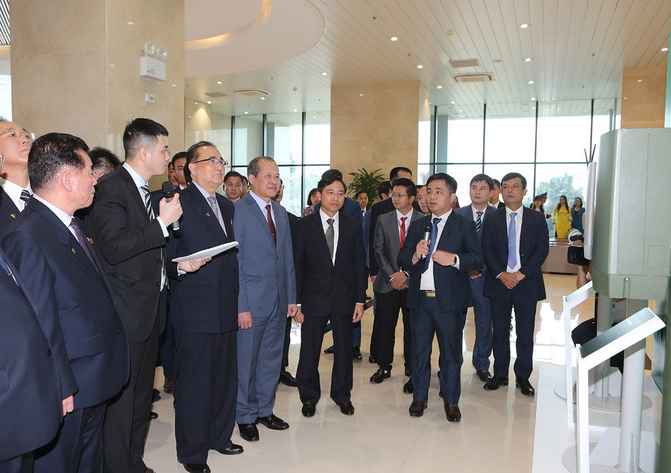 朝鲜高级代表团已前往河内市和乐高科技园区参观越南军队电信集团的民事设备研发生产基地。图自越通社