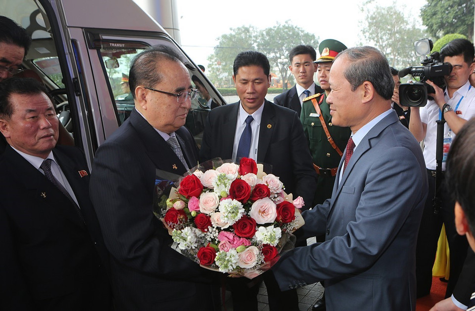 越南国防部副部长必春长向朝鲜劳动党中央政治局委员、中央副委员长、国际部部长李洙墉送花。图自越通社