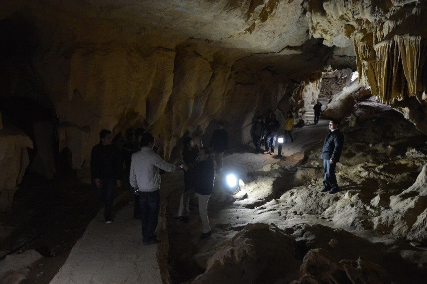 游客们参观强熬洞。图自越通社