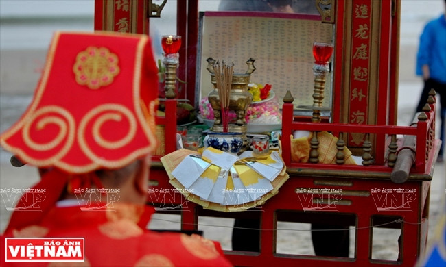 供品包括水果、饼干、冥纸等。