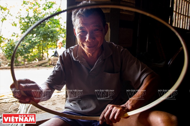 竹筐边条弯曲步骤。图自越南画报