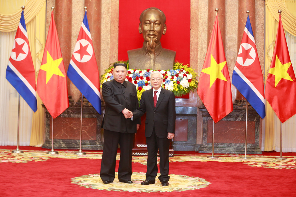越共中央总书记、国家主席阮富仲迎接朝鲜劳动党委员长、国务委员会委员长金正恩。越通社记者 文叠 摄