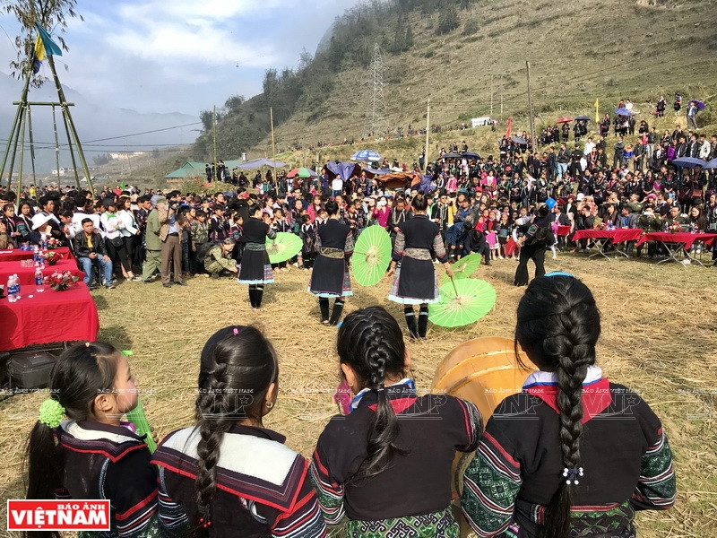 赫蒙族孩子们观看文艺节目。图自越南画报