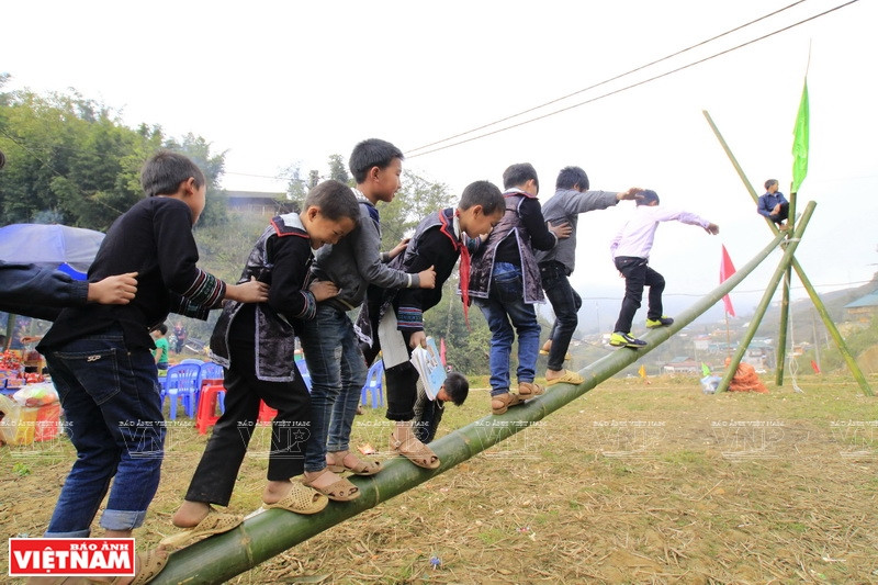 孩子们参加独木桥（用竹子制作而成）比赛。图自越南画报
