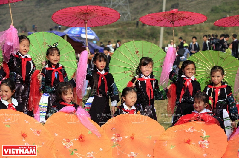 赫蒙族孩子们在节日上演出文艺节目。图自越南画报