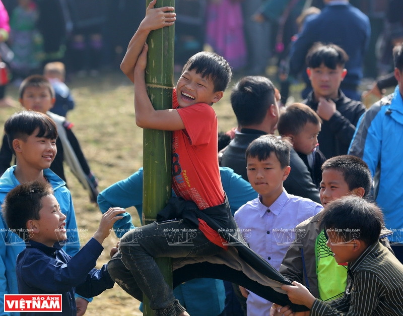 孩子们参加爬竹竿比赛。图自越南画报